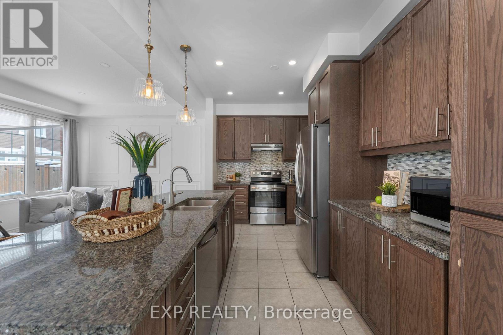 203 Grovehill Crescent, Kitchener, ON - Indoor Photo Showing Kitchen With Double Sink With Upgraded Kitchen