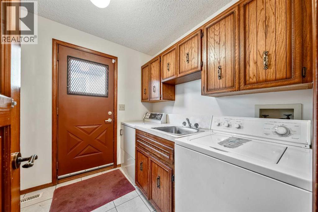 40 Edforth Road Nw, Calgary, AB - Indoor Photo Showing Laundry Room