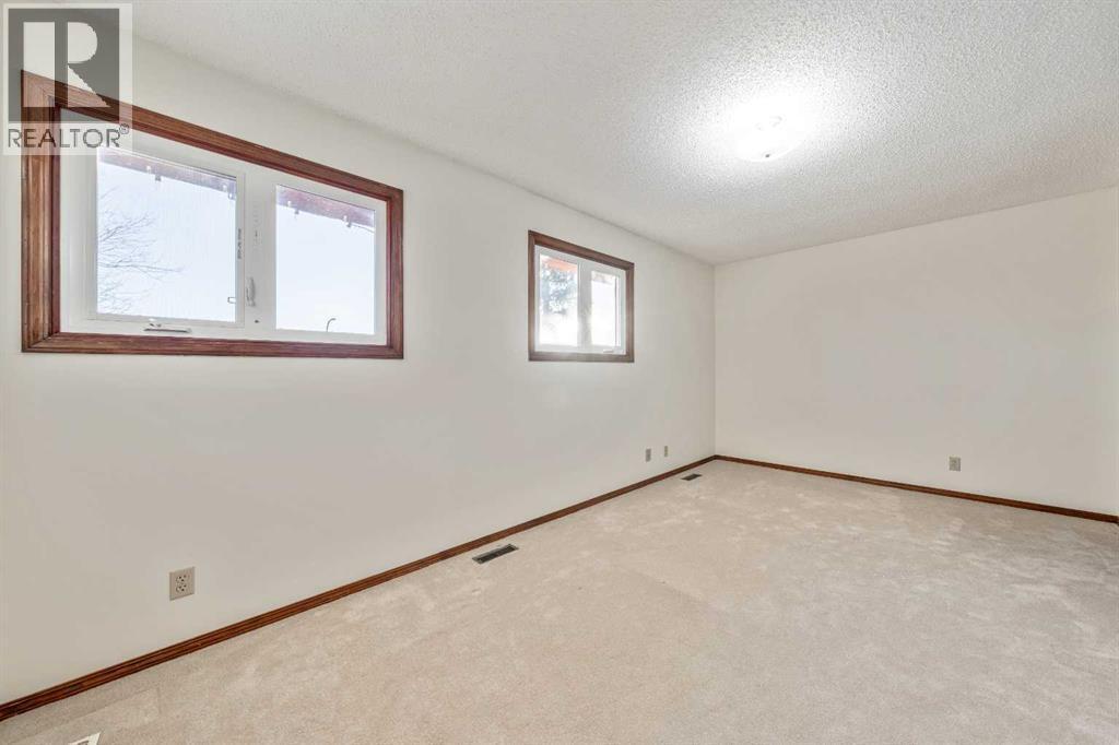 40 Edforth Road Nw, Calgary, AB - Indoor Photo Showing Other Room