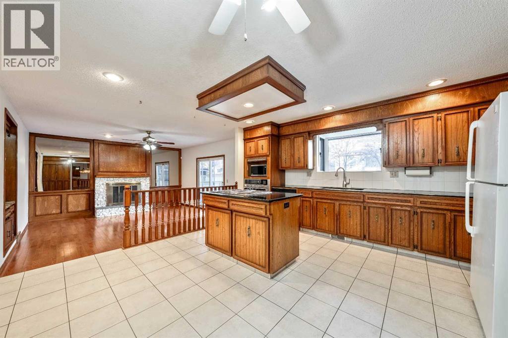 40 Edforth Road Nw, Calgary, AB - Indoor Photo Showing Kitchen