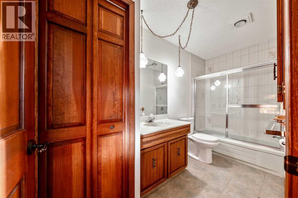 40 Edforth Road Nw, Calgary, AB - Indoor Photo Showing Bathroom