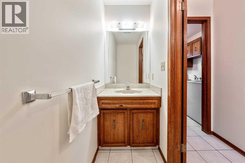 40 Edforth Road Nw, Calgary, AB - Indoor Photo Showing Bathroom