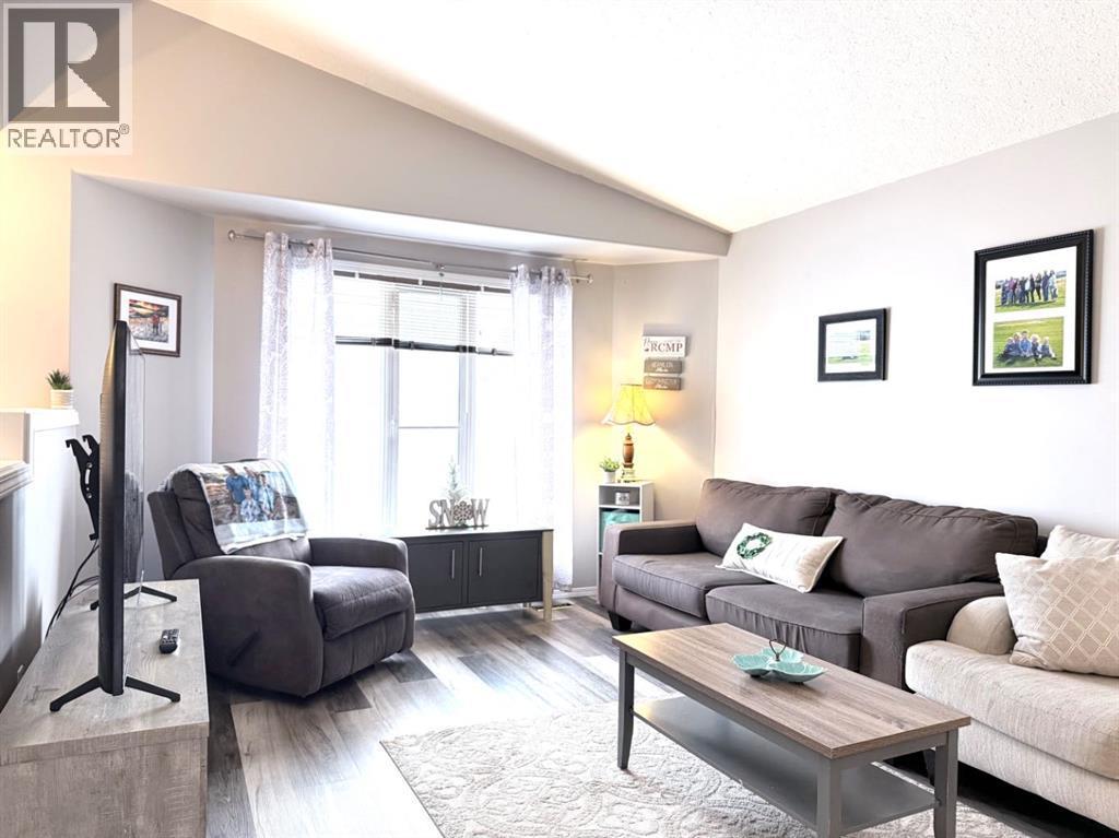 4006 65 Avenue, Lloydminster, AB - Indoor Photo Showing Living Room