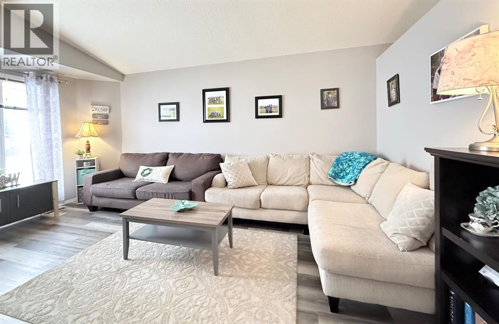 4006 65 Avenue, Lloydminster, AB - Indoor Photo Showing Living Room