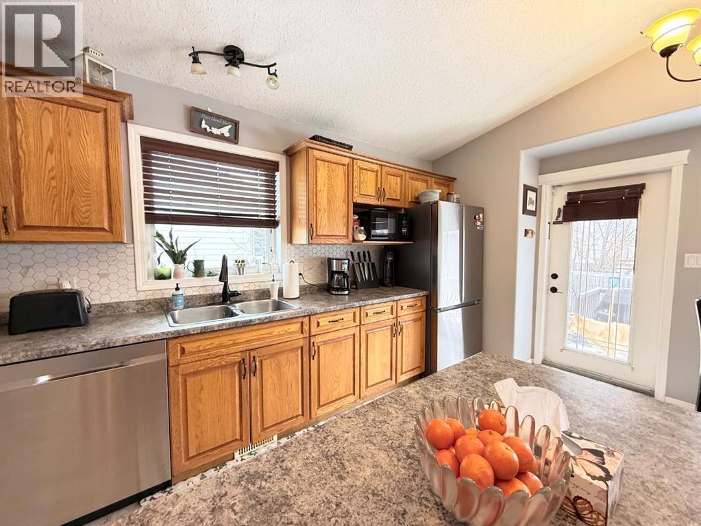 4006 65 Avenue, Lloydminster, AB - Indoor Photo Showing Kitchen With Double Sink