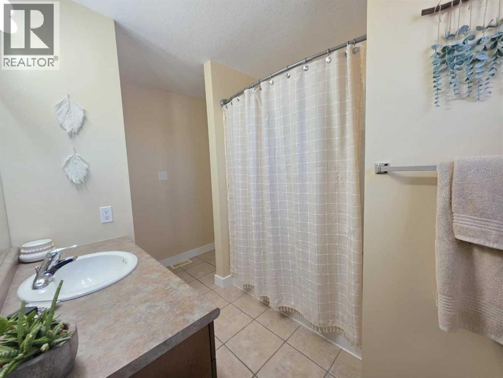 Main Bathroom - 1, 2602 11 Avenue, Wainwright, AB - Indoor Photo Showing Bathroom