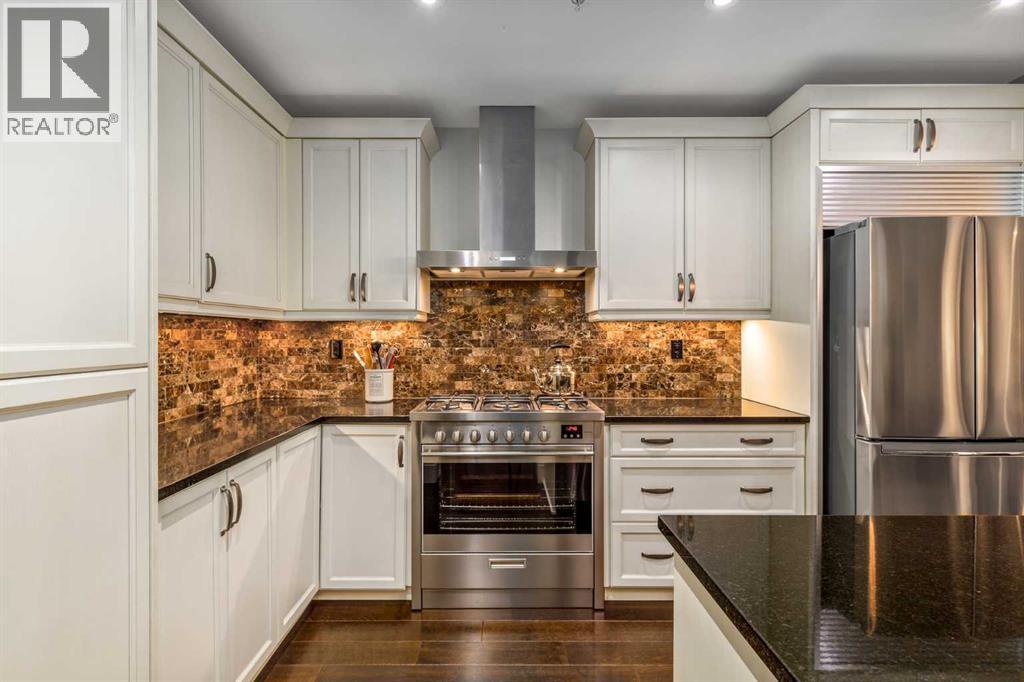 105, 121 Quarry Way Se, Calgary, AB - Indoor Photo Showing Kitchen With Upgraded Kitchen