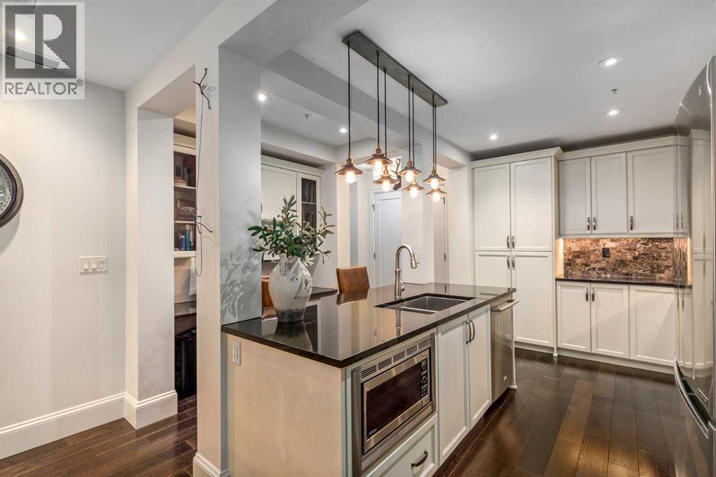 105, 121 Quarry Way Se, Calgary, AB - Indoor Photo Showing Kitchen With Double Sink