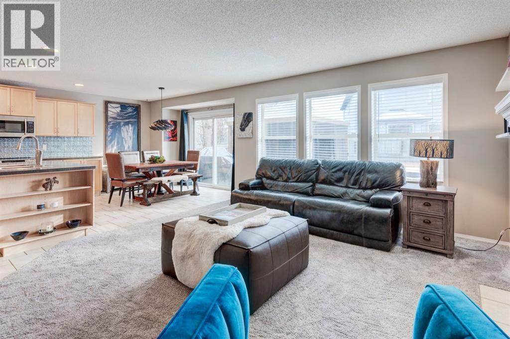 162 Somerside Crescent Sw, Calgary, AB - Indoor Photo Showing Living Room