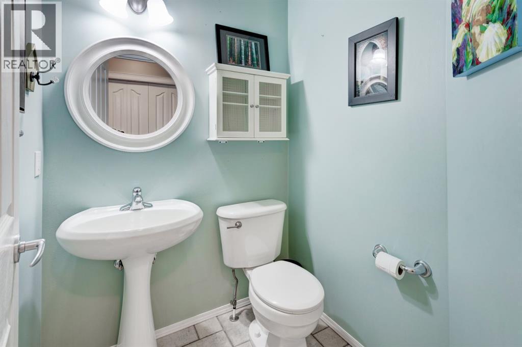 162 Somerside Crescent Sw, Calgary, AB - Indoor Photo Showing Bathroom
