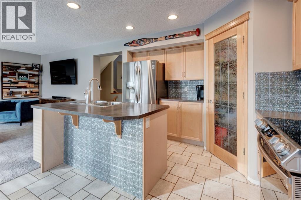 162 Somerside Crescent Sw, Calgary, AB - Indoor Photo Showing Kitchen With Double Sink