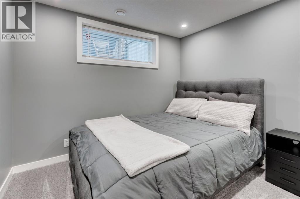 162 Somerside Crescent Sw, Calgary, AB - Indoor Photo Showing Bedroom