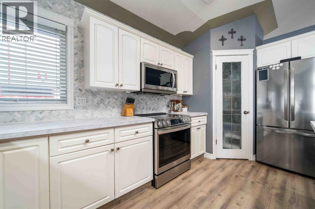 110 Redcliff Way Sw, Redcliff, AB - Indoor Photo Showing Kitchen With Stainless Steel Kitchen With Upgraded Kitchen
