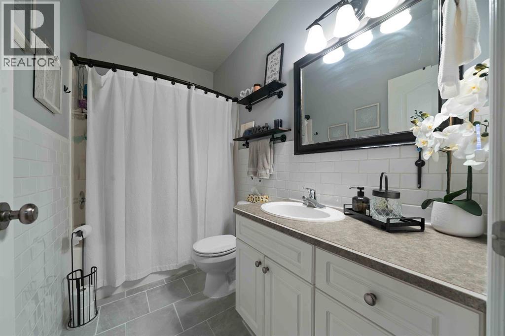 110 Redcliff Way Sw, Redcliff, AB - Indoor Photo Showing Bathroom