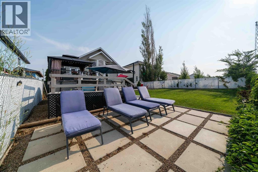 110 Redcliff Way Sw, Redcliff, AB - Outdoor With Deck Patio Veranda