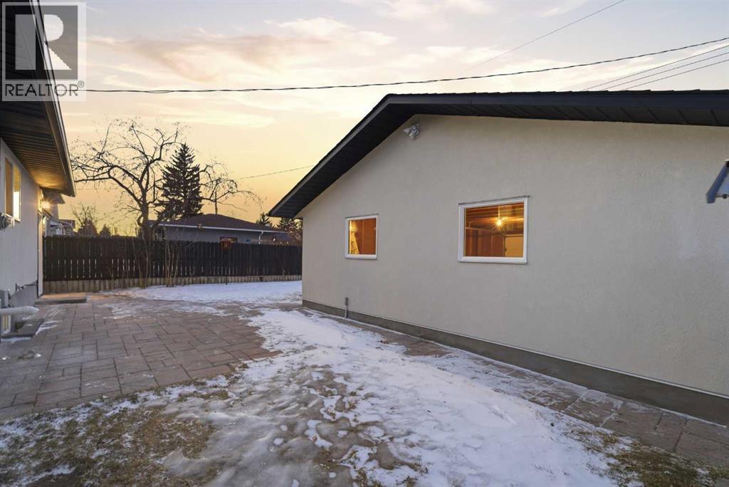 4904 Valiant Drive Nw, Calgary, AB - Outdoor