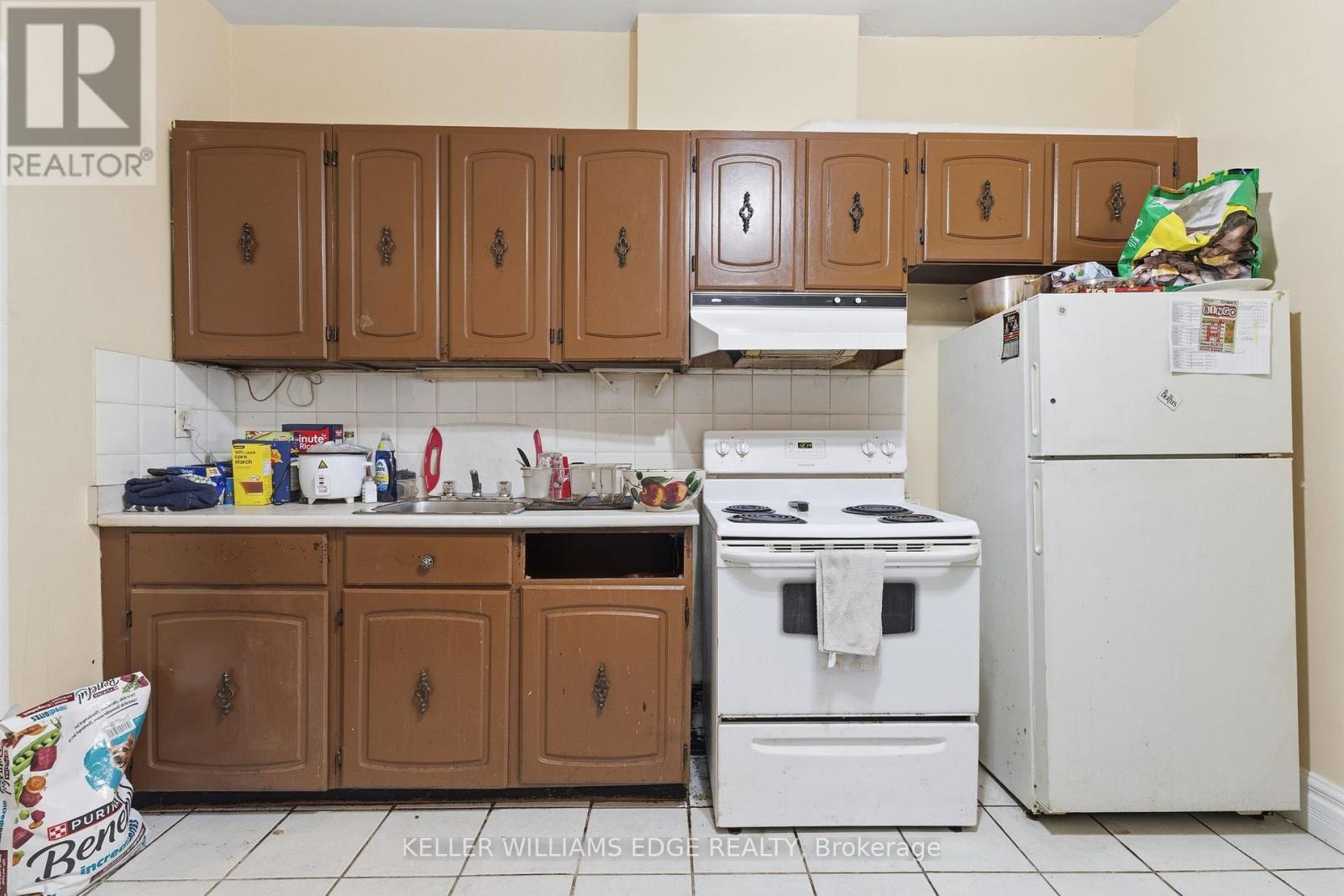 24 Fullerton Avenue, Hamilton, ON - Indoor Photo Showing Kitchen