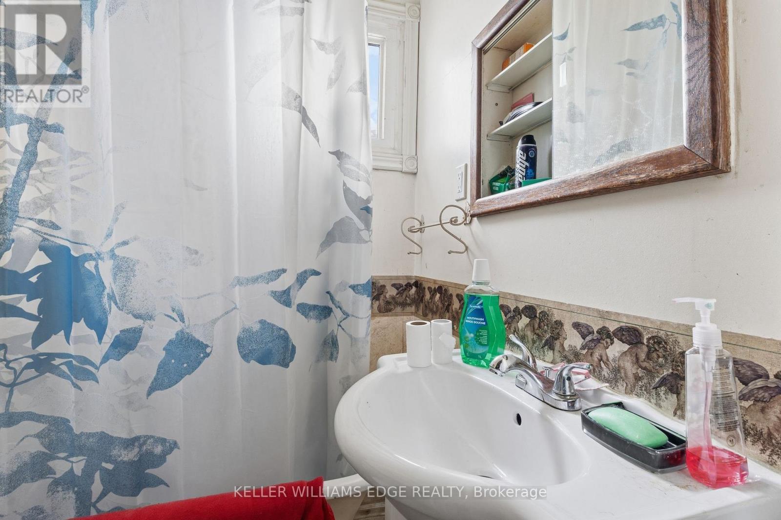 24 Fullerton Avenue, Hamilton, ON - Indoor Photo Showing Bathroom