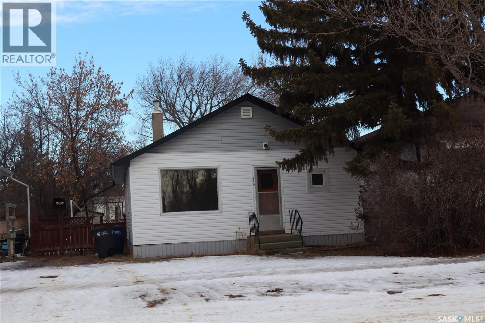 315 7Th Avenue E, Assiniboia, SK - Outdoor