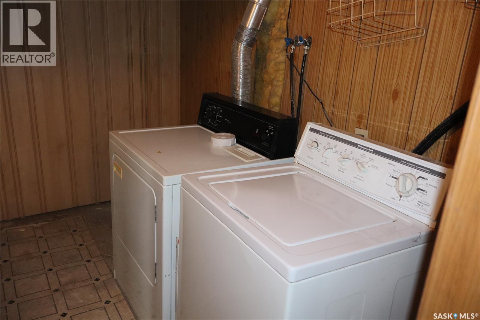 315 7Th Avenue E, Assiniboia, SK - Indoor Photo Showing Laundry Room