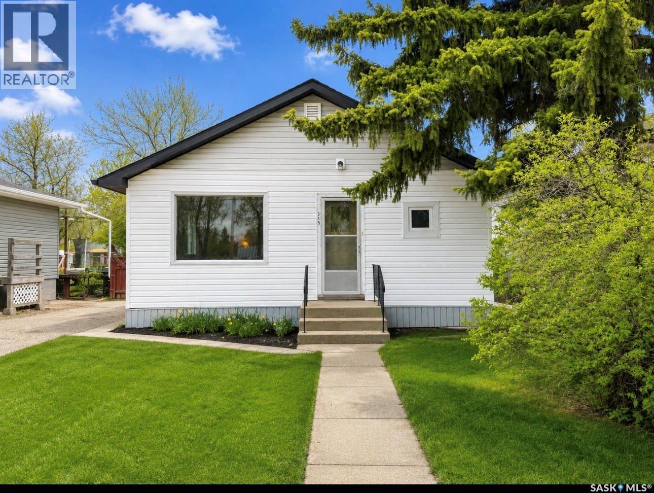 315 7Th Avenue E, Assiniboia, SK - Outdoor