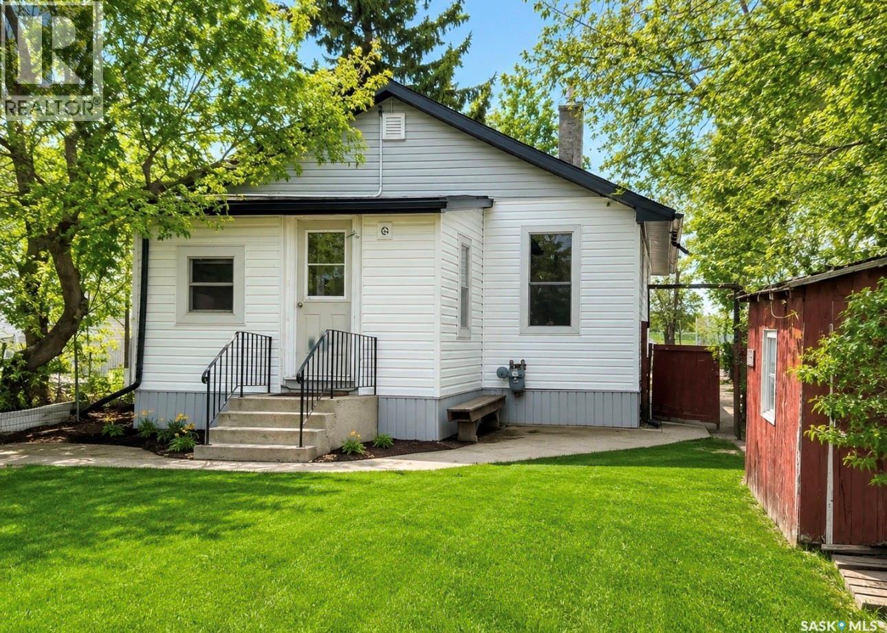 315 7Th Avenue E, Assiniboia, SK - Outdoor