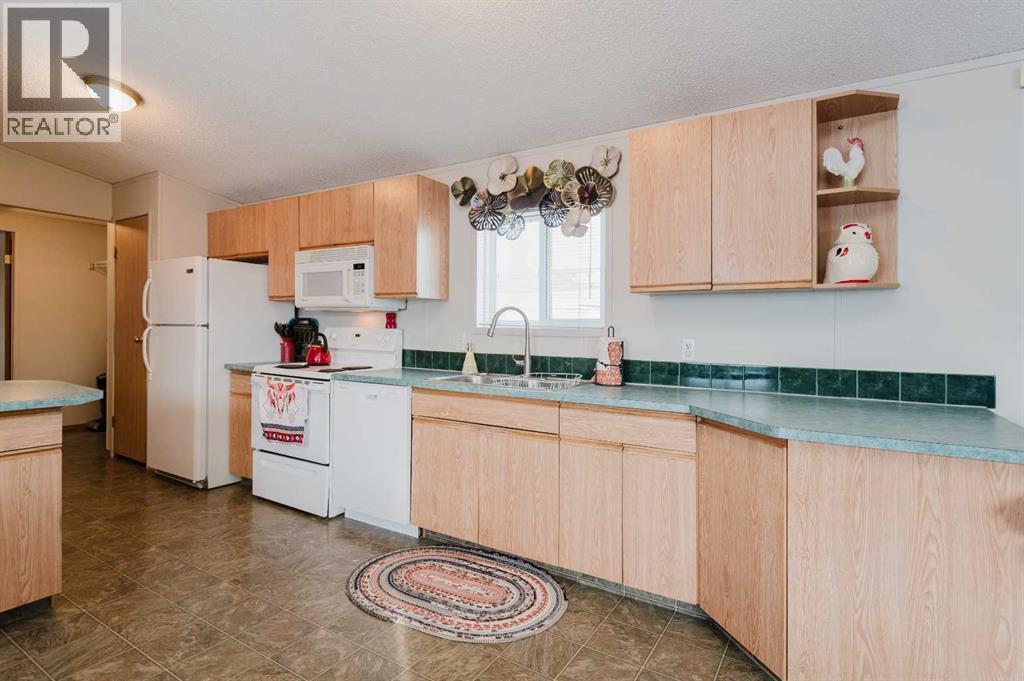 9614 103 Avenue, Clairmont, AB - Indoor Photo Showing Kitchen