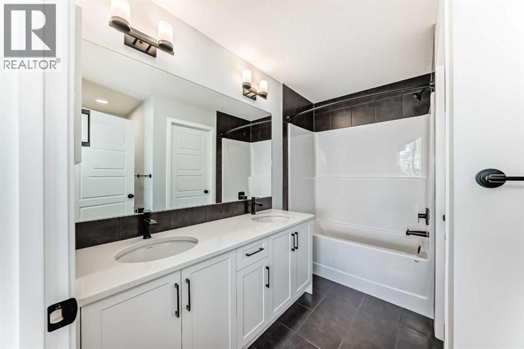 32 Creekview Common Sw, Calgary, AB - Indoor Photo Showing Bathroom