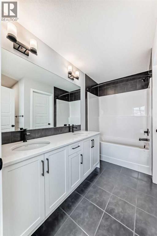 32 Creekview Common Sw, Calgary, AB - Indoor Photo Showing Bathroom