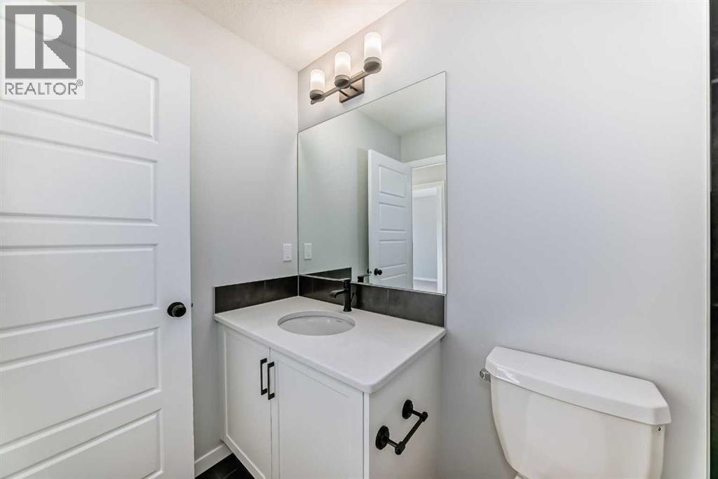 32 Creekview Common Sw, Calgary, AB - Indoor Photo Showing Bathroom