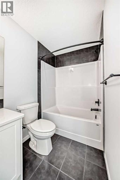 32 Creekview Common Sw, Calgary, AB - Indoor Photo Showing Bathroom