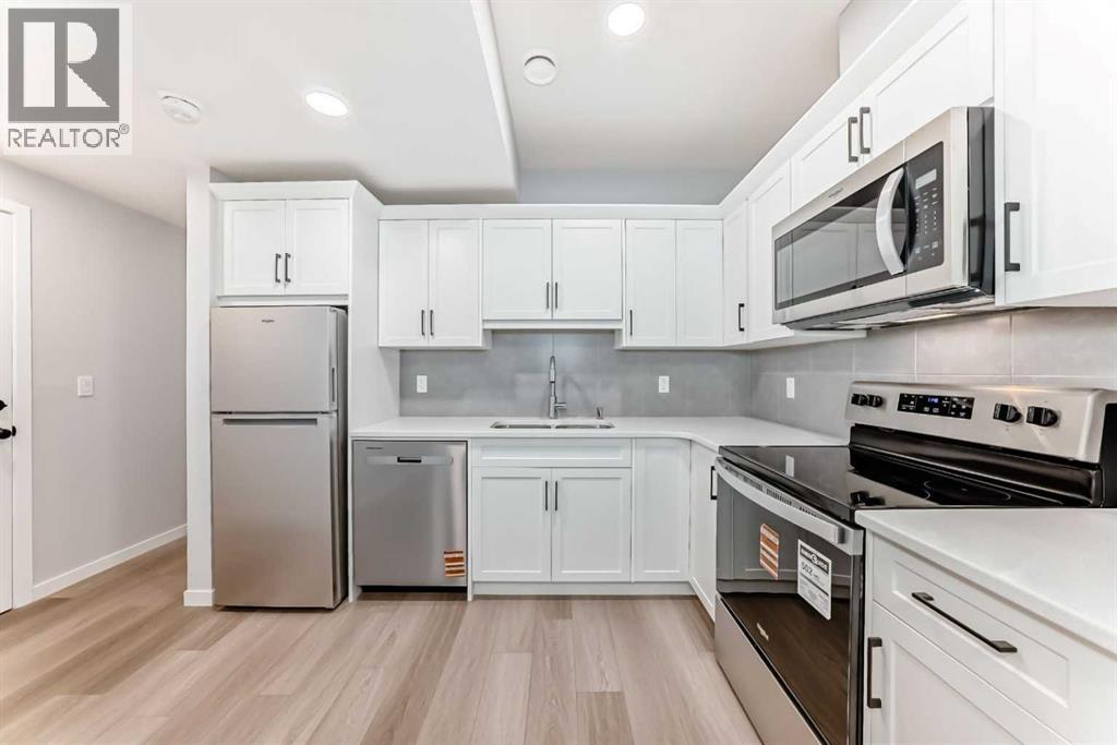 32 Creekview Common Sw, Calgary, AB - Indoor Photo Showing Kitchen With Stainless Steel Kitchen With Upgraded Kitchen
