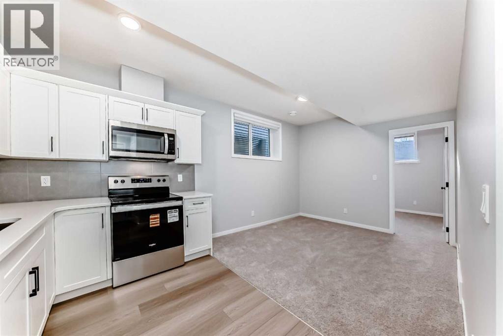 32 Creekview Common Sw, Calgary, AB - Indoor Photo Showing Kitchen