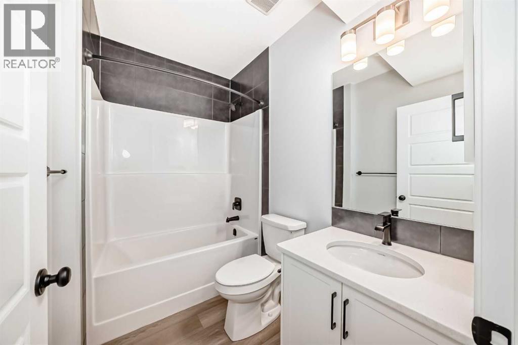 32 Creekview Common Sw, Calgary, AB - Indoor Photo Showing Bathroom