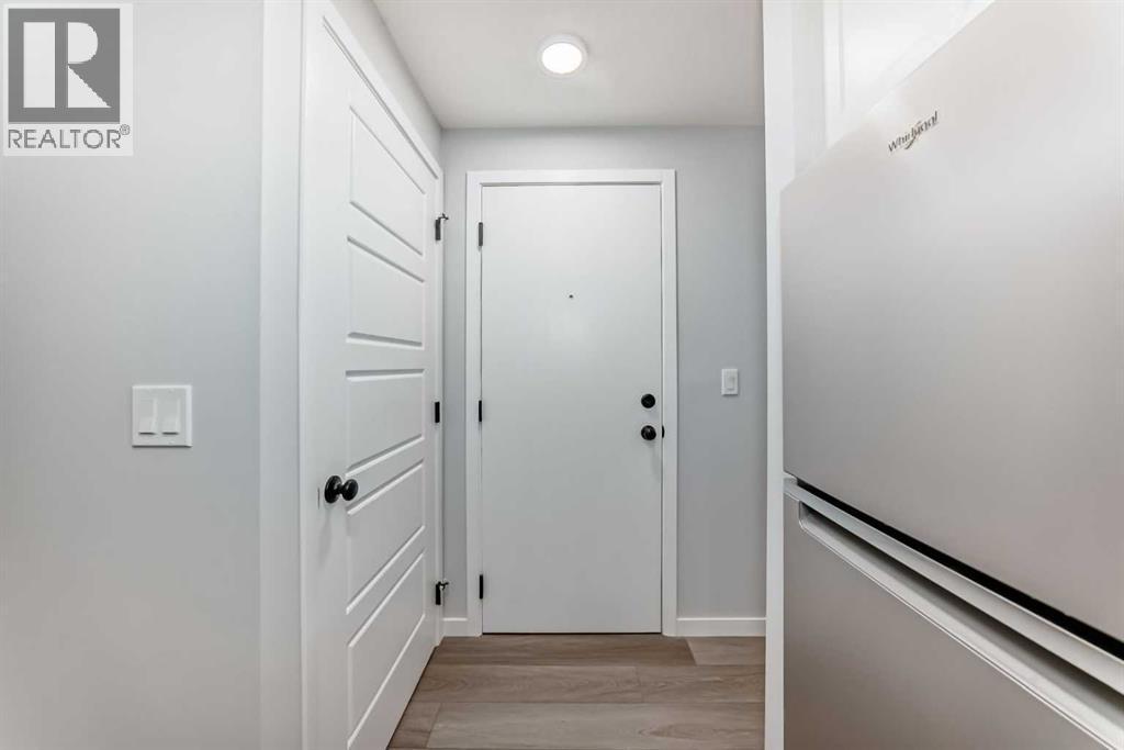 32 Creekview Common Sw, Calgary, AB - Indoor Photo Showing Other Room