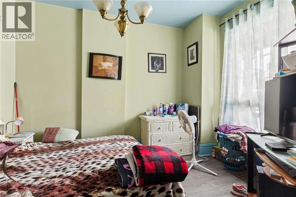 24 Fullerton Avenue, Hamilton, ON - Indoor Photo Showing Bedroom