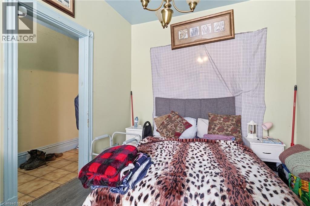 24 Fullerton Avenue, Hamilton, ON - Indoor Photo Showing Bedroom