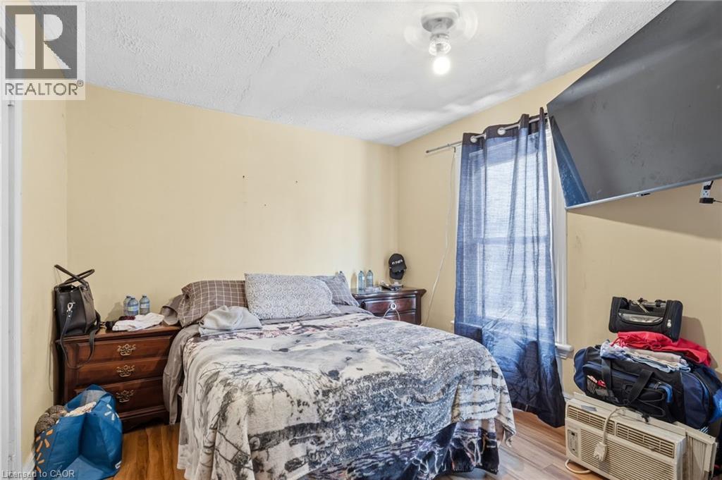 24 Fullerton Avenue, Hamilton, ON - Indoor Photo Showing Bedroom