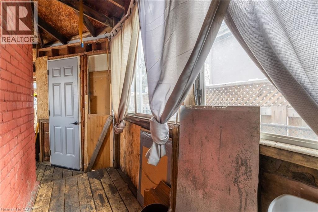 24 Fullerton Avenue, Hamilton, ON - Indoor Photo Showing Other Room