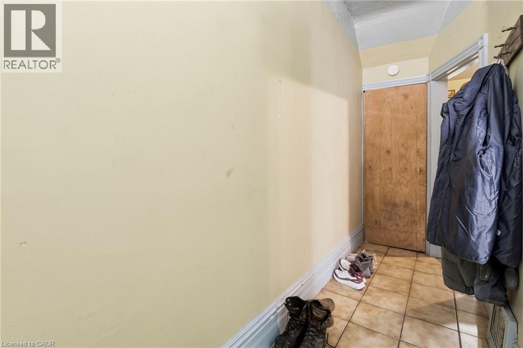 24 Fullerton Avenue, Hamilton, ON - Indoor Photo Showing Other Room