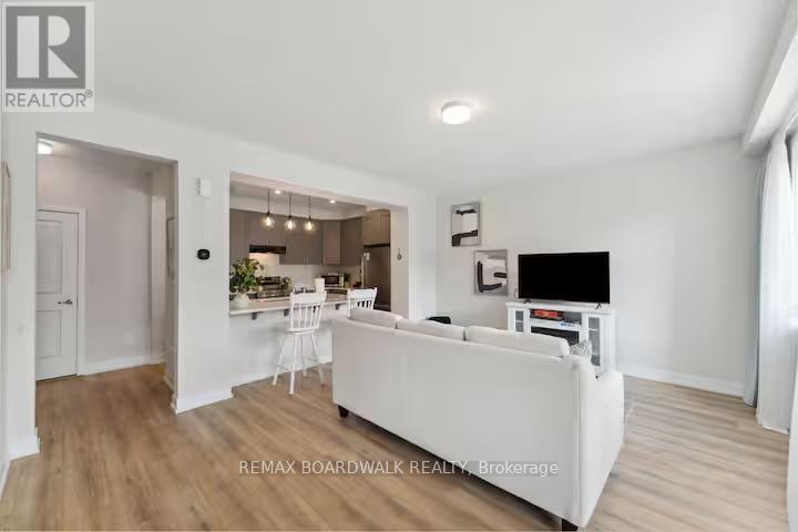 209 Anyolite Private, Ottawa, ON - Indoor Photo Showing Living Room