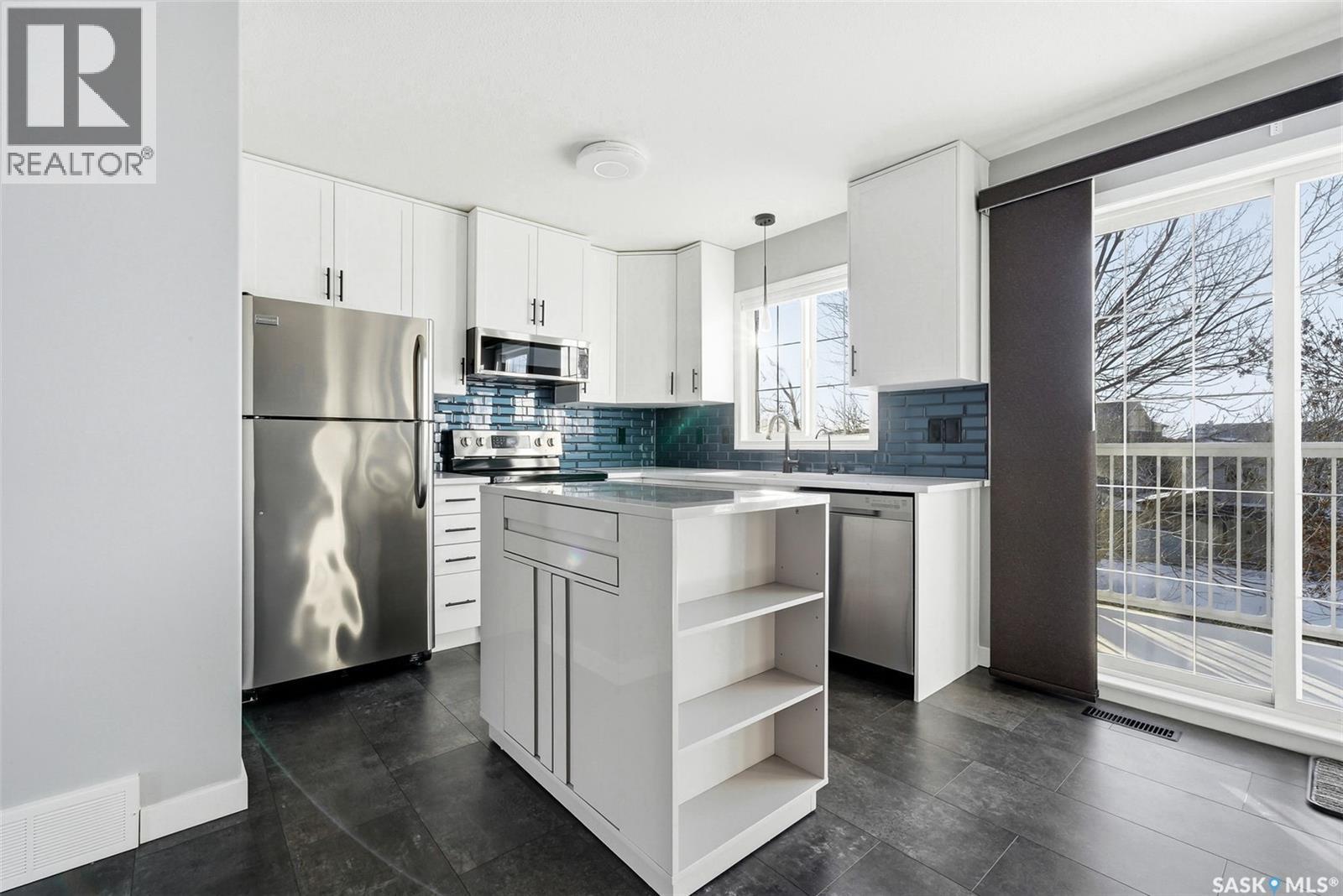 3826 Cormorant Drive E, Regina, SK - Indoor Photo Showing Kitchen With Stainless Steel Kitchen