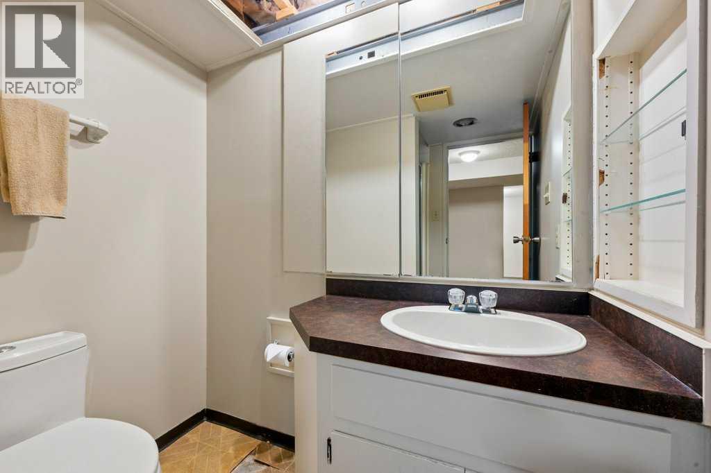 2719 Chalice Road Nw, Calgary, AB - Indoor Photo Showing Bathroom