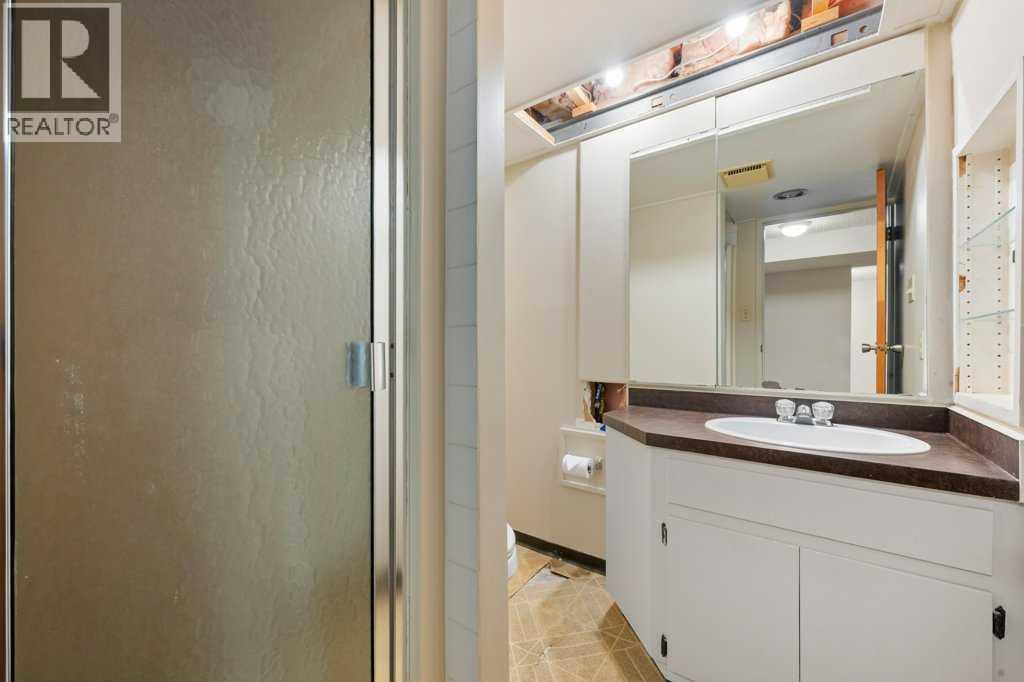 2719 Chalice Road Nw, Calgary, AB - Indoor Photo Showing Bathroom