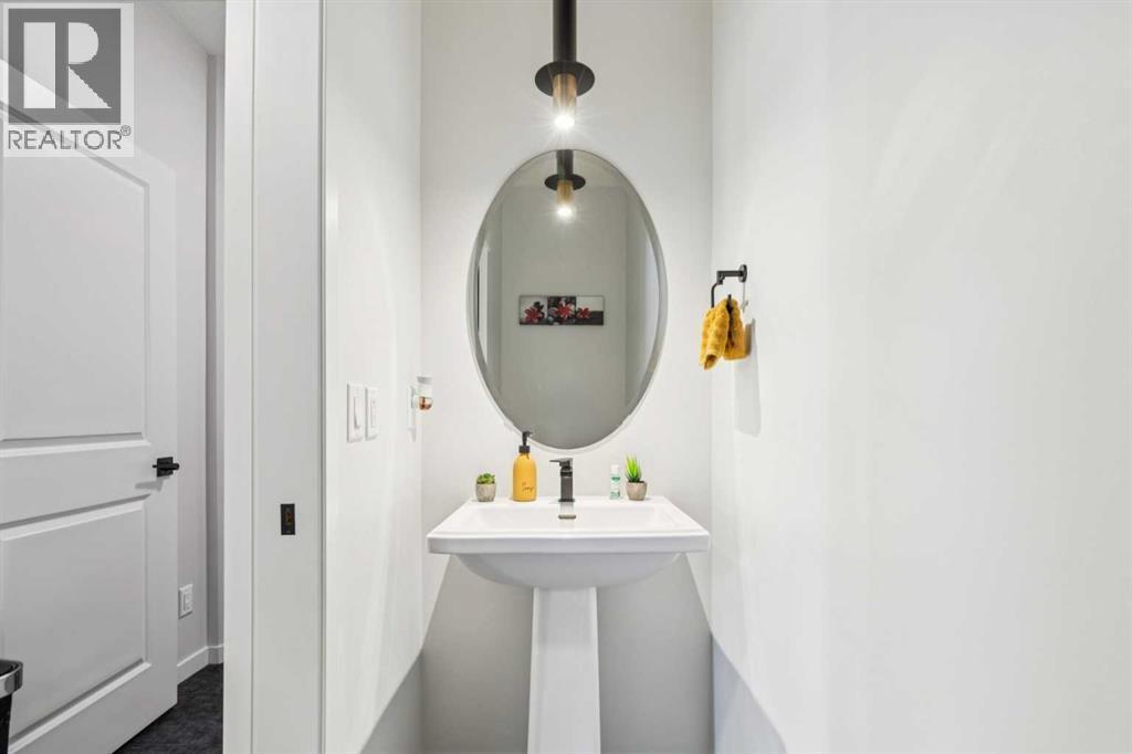 86 Creekside Way Sw, Calgary, AB - Indoor Photo Showing Bathroom
