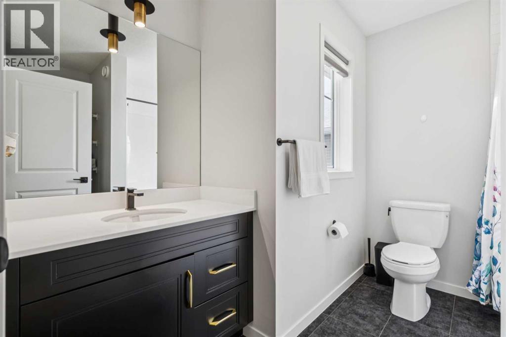 86 Creekside Way Sw, Calgary, AB - Indoor Photo Showing Bathroom