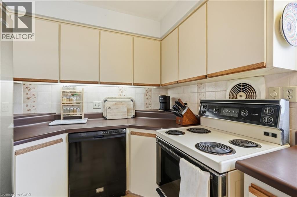 940 Brucedale Avenue E, Hamilton, ON - Indoor Photo Showing Kitchen