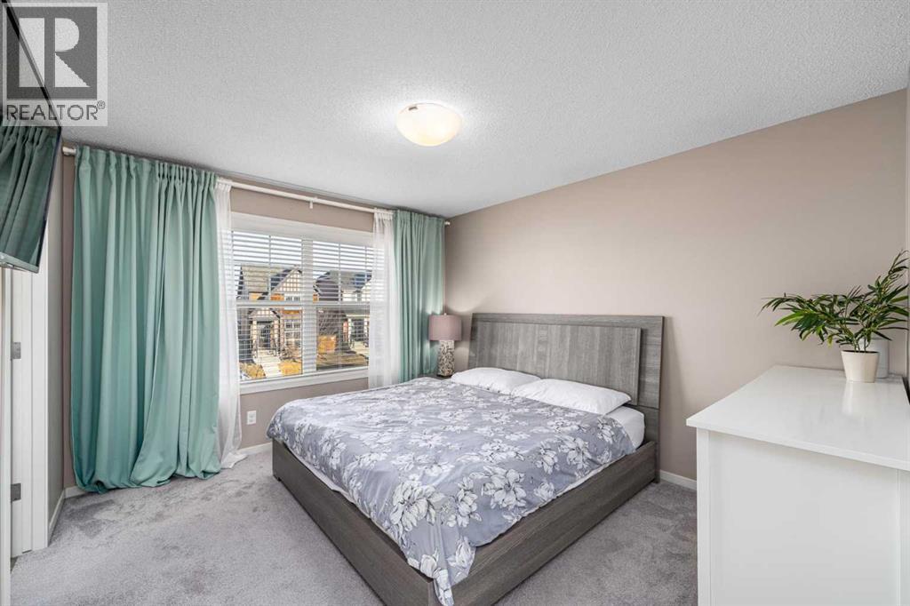 Primary Bedroom - 17 Evansridge Circle Nw, Calgary, AB - Indoor Photo Showing Bedroom