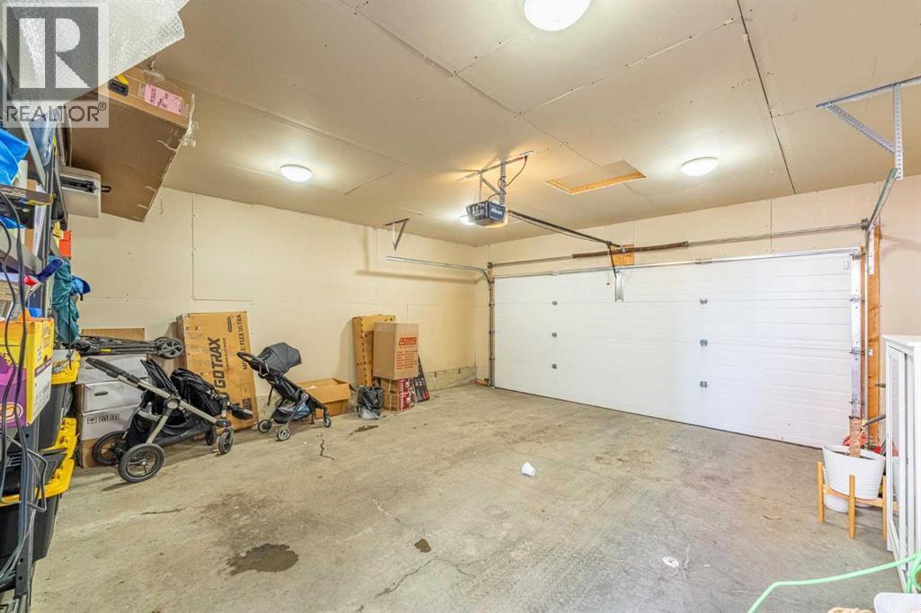17 Evansridge Circle Nw, Calgary, AB - Indoor Photo Showing Garage