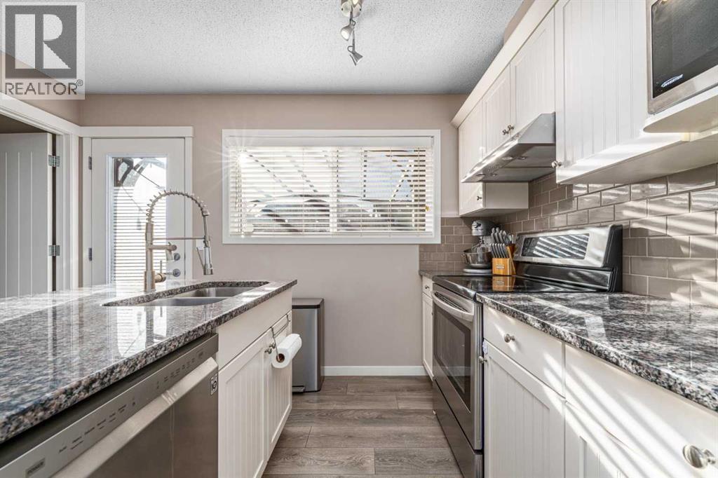 17 Evansridge Circle Nw, Calgary, AB - Indoor Photo Showing Kitchen With Double Sink With Upgraded Kitchen